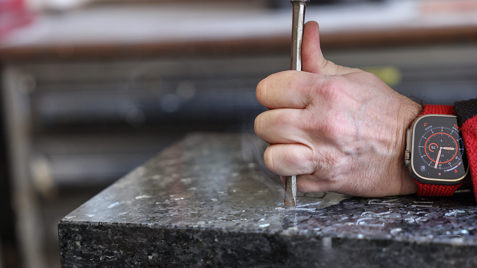 Tag des Handwerks 2023, Imagekampagne, Steinmetz, Meißel, Hand, Handwerk, Stein