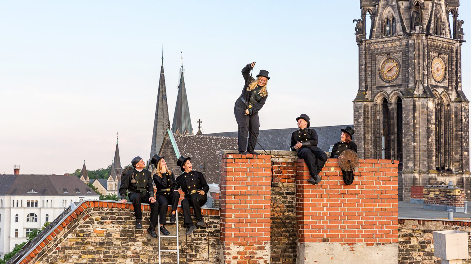 Tag des Handwerks 2023, Imagekampagne, Fotografie, Fotograf, Schornsteinfeger*innen, Dach, Kirchenturm, Hut