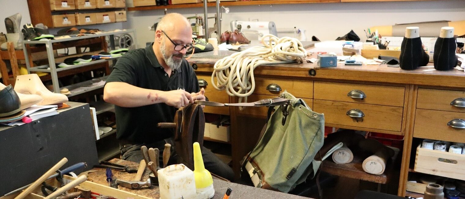 Orthop&auml;dieschuhmachermeister Mike Kosel bei Reparaturarbeiten in seiner Werkstatt