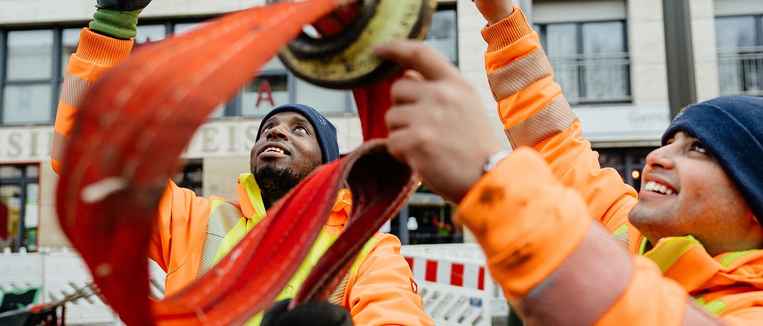 Tiefbau, Baukran, Handwerk, Bauarbeiter, Migrationshintergrund, Fachkräfteeinwanderungsgesetz, Fachkräfteeinwanderung