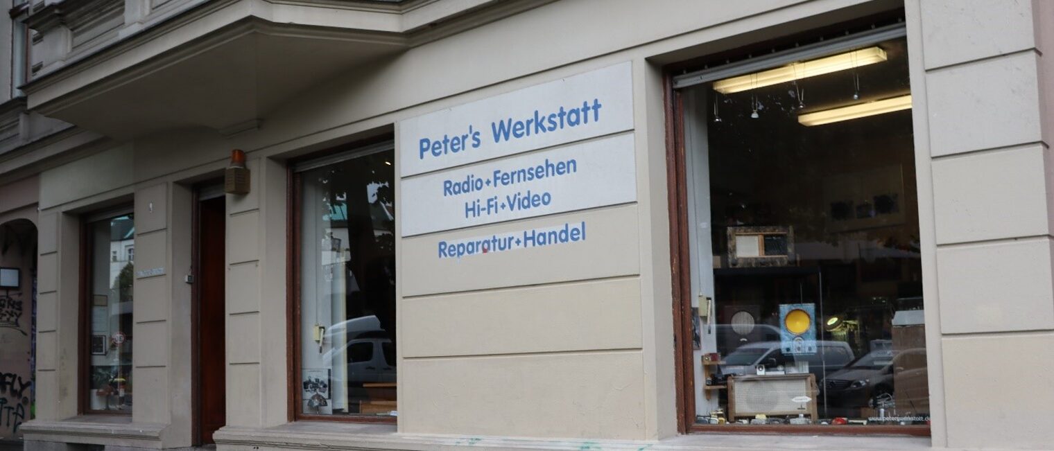 Fassade des Ladengesch&auml;ffts von Peters Werkstatt. Reparaturwerkstatt f&uuml;r Unterhaltungselektronik