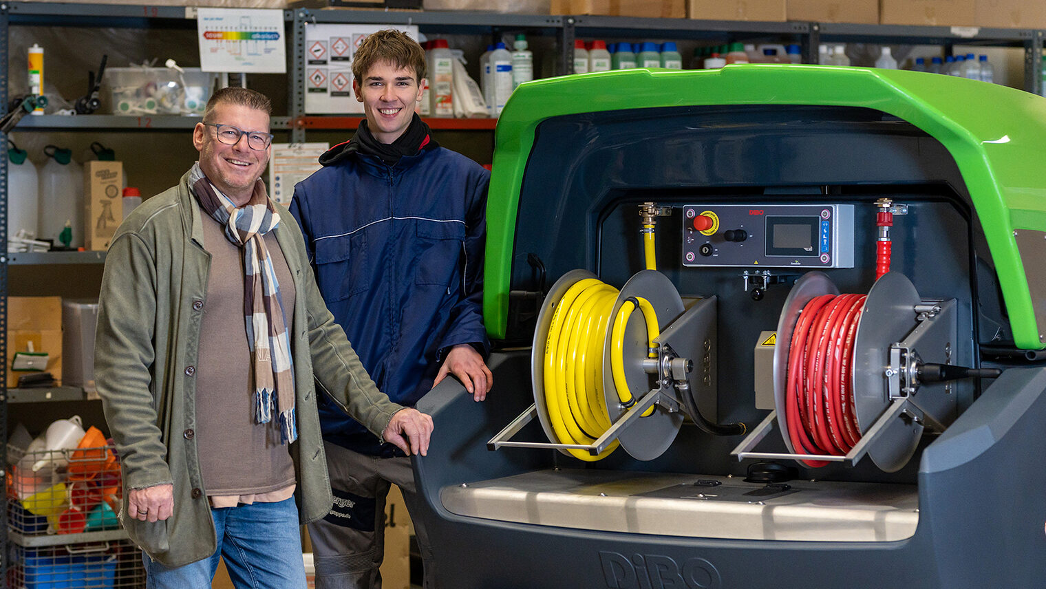 Tag des Handwerks 2023, Imagekampagne, Auto, Reinigung, Handwerksbetrieb, putzen, reinigen, Männer, Handwerker