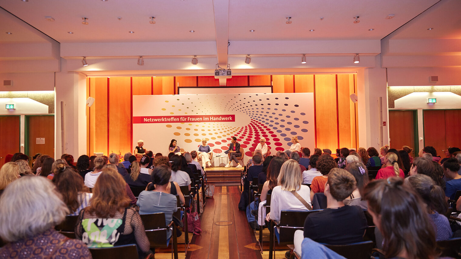 Netzwerktreffen für Frauen im Berliner Handwerk unter dem Motto "Handwerk im Wandel: Chancen für mich und meinen Betrieb". Aufnahme mit Blick auf das Podium in der Handwerkskammer Berlin.