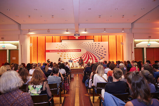 Netzwerktreffen für Frauen im Berliner Handwerk unter dem Motto "Handwerk im Wandel: Chancen für mich und meinen Betrieb". Aufnahme mit Blick auf das Podium in der Handwerkskammer Berlin.