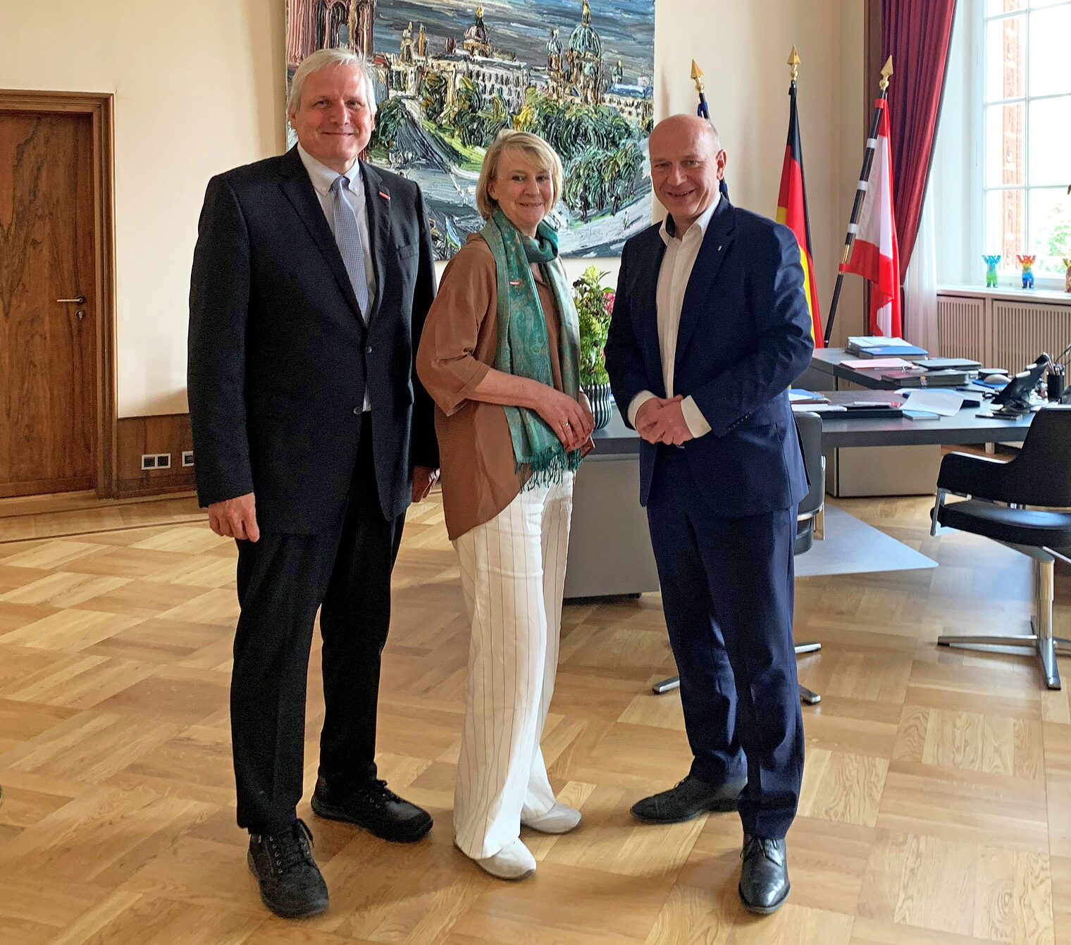 Carola Zarth, Präsidentin, und Jürgen Wittke, Hauptgeschäftsführer der Handwerkskammer Berlin, nutzten ihre Antrittsbesuche beim Regierenden Bürgermeister von Berlin, Kai Wegner, und einigen Senatorinnen und Senatoren, um die großen wirtschaftlichen Herausforderungen zu thematisieren und Maßnahmen fürs Handwerk anzustoßen.