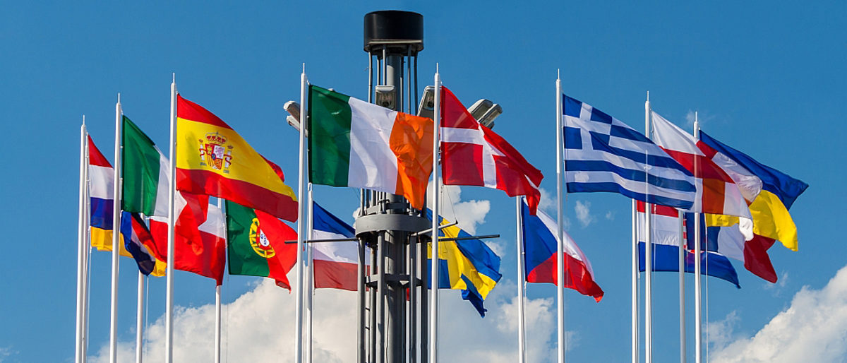 Nationalflaggen der europäischen Länder, Europäische, Union, EU, Fahnenmast, Irland, Dänemark, Spanien, Griechenland, Italien, Schweden, Tschechische Republik, England, Kroatien, Serbien, Montenegro, Portugal, Deutschland, Niederlande
