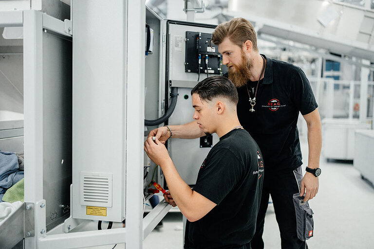 Ausbildung Berlin, Ausbildungsplätze 2023, Berufsbildung, Willkommen im Handwerk, Elektroniker, Gebäudesystemintegration, Azubi