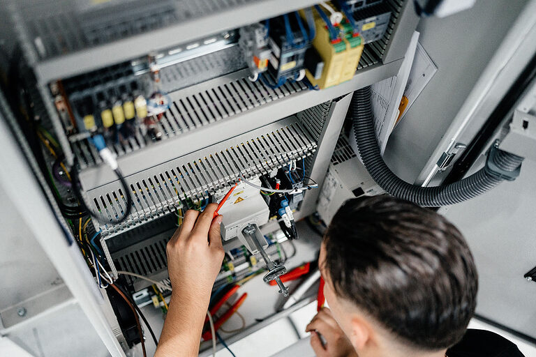 Ausbildung Berlin, Ausbildungsplätze 2023, Berufsbildung, Willkommen im Handwerk, Elektroniker, Gebäudesystemintegration, Azubi