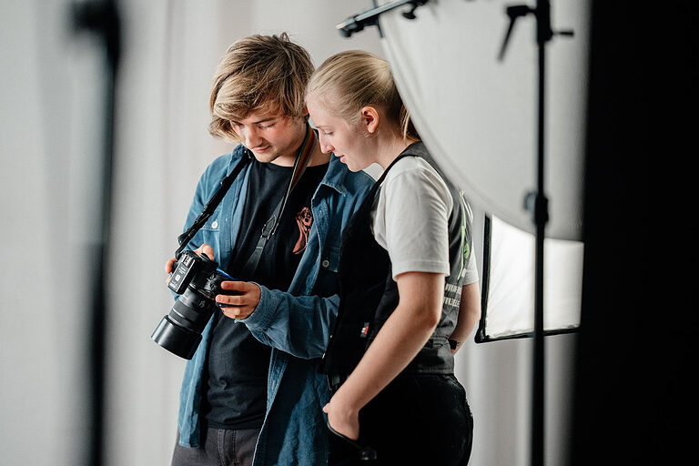 Ausbildung Berlin, Ausbildungsplätze 2023, Berufsbildung, Willkommen im Handwerk, Fotograf, Kamera, Fotoatelier, Auszubildende