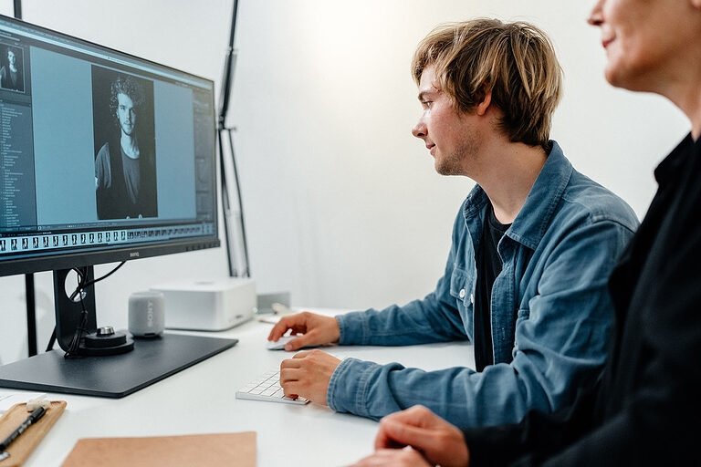 Ausbildung Berlin, Ausbildungsplätze 2023, Berufsbildung, Willkommen im Handwerk, Fotograf, Kamera, Fotoatelier, Auszubildende