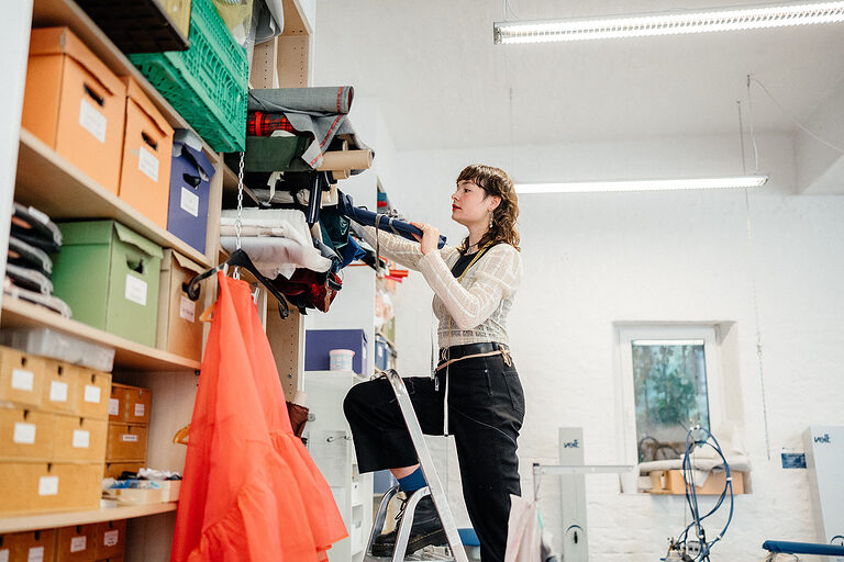 Ausbildung Berlin, Ausbildungsplätze 2023, Beruf, Willkommen im Handwerk, Maßschneider, Bekleidung, Atelier, Auszubildende