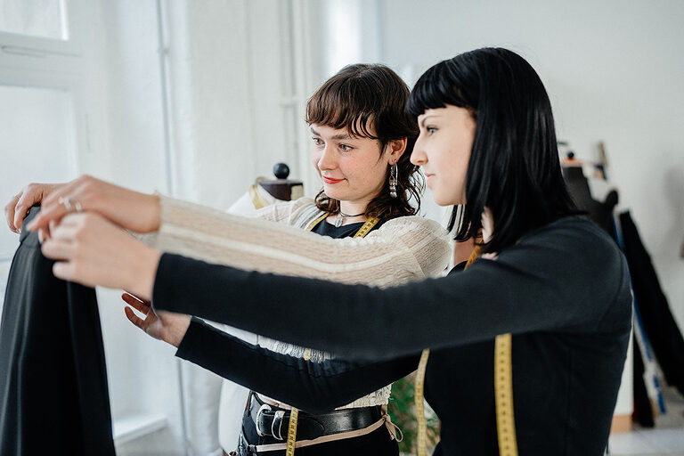 Ausbildung Berlin, Ausbildungsplätze 2023, Beruf, Willkommen im Handwerk, Maßschneider, Bekleidung, Atelier, Auszubildende