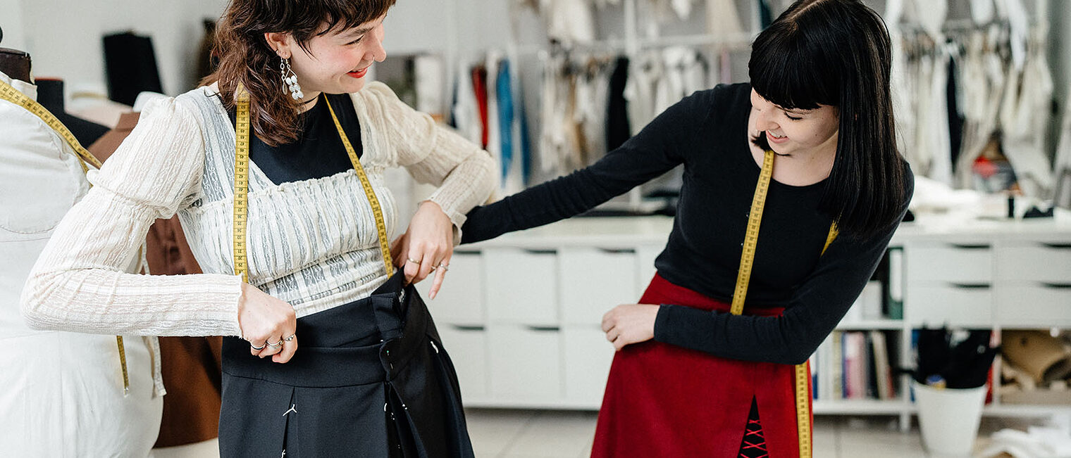 Ausbildung Berlin, Ausbildungsplätze 2023, Beruf, Willkommen im Handwerk, Maßschneider, Bekleidung, Atelier, Auszubildende