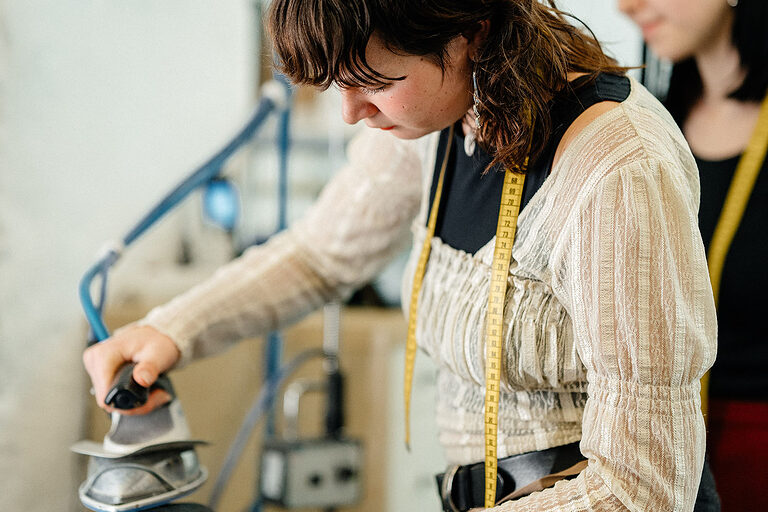 Ausbildung Berlin, Ausbildungsplätze 2023, Beruf, Willkommen im Handwerk, Maßschneider, Bekleidung, Atelier, Auszubildende