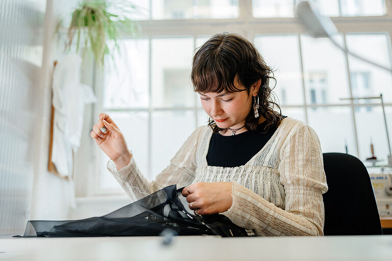 Ausbildung Berlin, Ausbildungsplätze 2023, Beruf, Willkommen im Handwerk, Maßschneider, Bekleidung, Atelier, Auszubildende