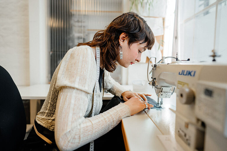 Ausbildung Berlin, Ausbildungsplätze 2023, Beruf, Willkommen im Handwerk, Maßschneider, Bekleidung, Atelier, Auszubildende