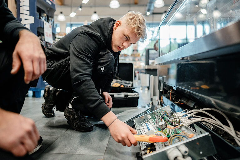 Ausbildung Berlin, Ausbildungsplätze 2023, Beruf, Willkommen im Handwerk, Mechatroniker, Kältetechnik, Klimaanlagen, Azubi