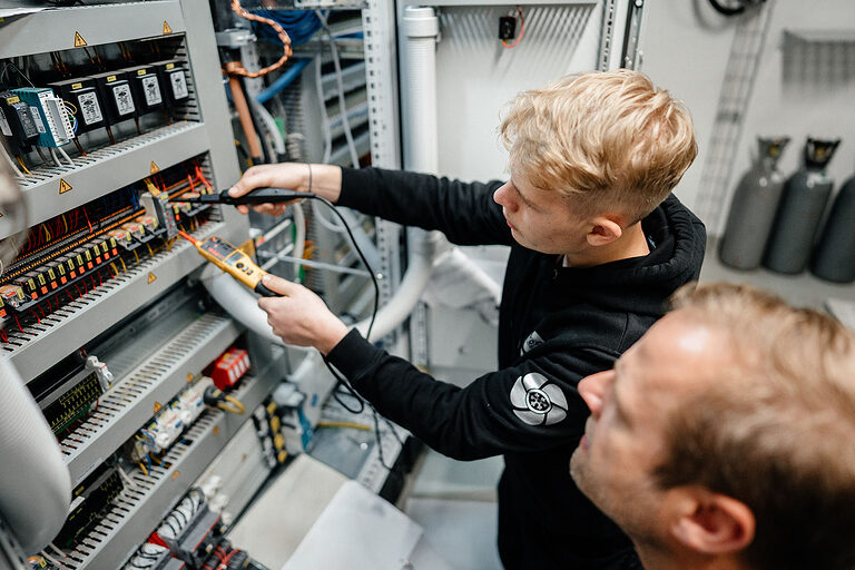 Ausbildung Berlin, Ausbildungsplätze 2023, Beruf, Willkommen im Handwerk, Mechatroniker, Kältetechnik, Klimaanlagen, Azubi