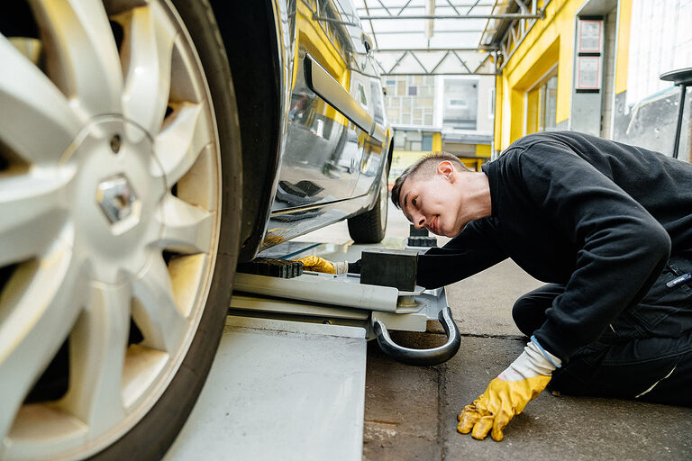 Ausbildung Berlin, Ausbildungsplätze 2023, Beruf, Willkommen im Handwerk, Vulkaniseur, Reifen, Auto, Kfz, Azubi, Reparatur