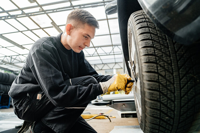 Ausbildung Berlin, Ausbildungsplätze 2023, Beruf, Willkommen im Handwerk, Vulkaniseur, Reifen, Auto, Kfz, Azubi, Reparatur