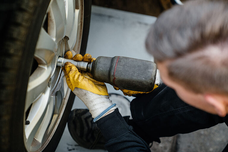 Ausbildung Berlin, Ausbildungsplätze 2023, Beruf, Willkommen im Handwerk, Vulkaniseur, Reifen, Auto, Kfz, Azubi, Reparatur