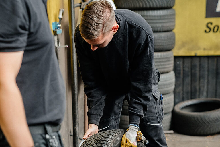 Ausbildung Berlin, Ausbildungsplätze 2023, Beruf, Willkommen im Handwerk, Vulkaniseur, Reifen, Auto, Kfz, Azubi, Reparatur