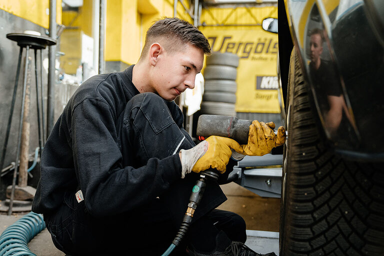 Ausbildung Berlin, Ausbildungsplätze 2023, Beruf, Willkommen im Handwerk, Vulkaniseur, Reifen, Auto, Kfz, Azubi, Reparatur