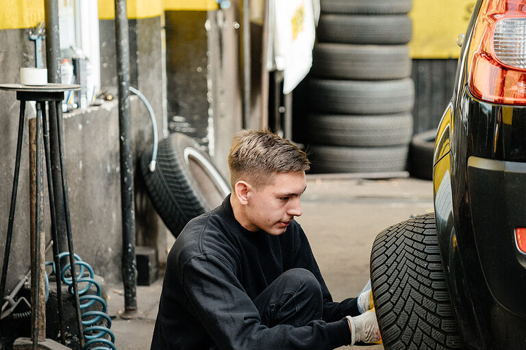 Ausbildung Berlin, Ausbildungsplätze 2023, Beruf, Willkommen im Handwerk, Vulkaniseur, Reifen, Auto, Kfz, Azubi, Reparatur