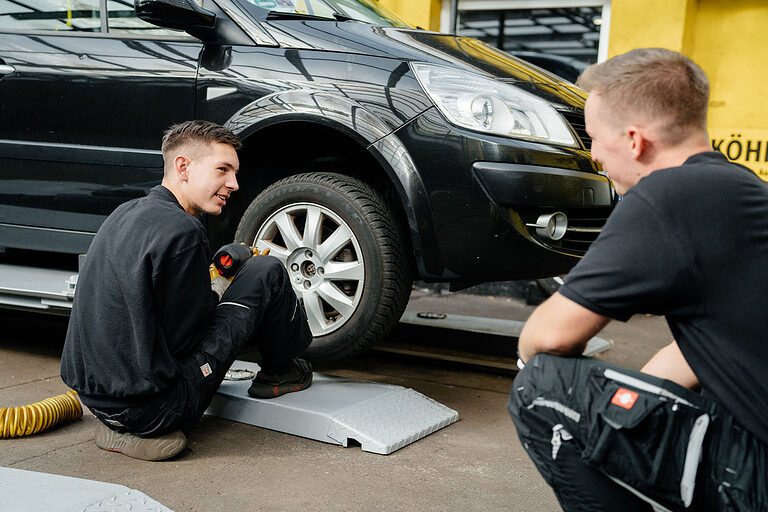 Ausbildung Berlin, Ausbildungsplätze 2023, Beruf, Willkommen im Handwerk, Vulkaniseur, Reifen, Auto, Kfz, Azubi, Reparatur