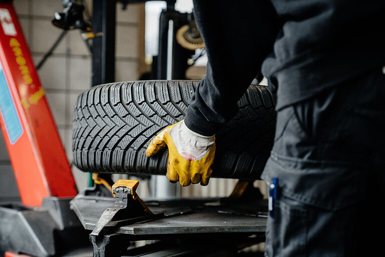 Ausbildung Berlin, Ausbildungsplätze 2023, Beruf, Willkommen im Handwerk, Vulkaniseur, Reifen, Auto, Kfz, Azubi, Reparatur