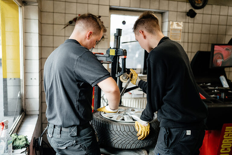 Ausbildung Berlin, Ausbildungsplätze 2023, Beruf, Willkommen im Handwerk, Vulkaniseur, Reifen, Auto, Kfz, Azubi, Reparatur