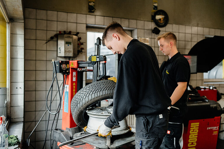 Ausbildung Berlin, Ausbildungsplätze 2023, Beruf, Willkommen im Handwerk, Vulkaniseur, Reifen, Auto, Kfz, Azubi, Reparatur