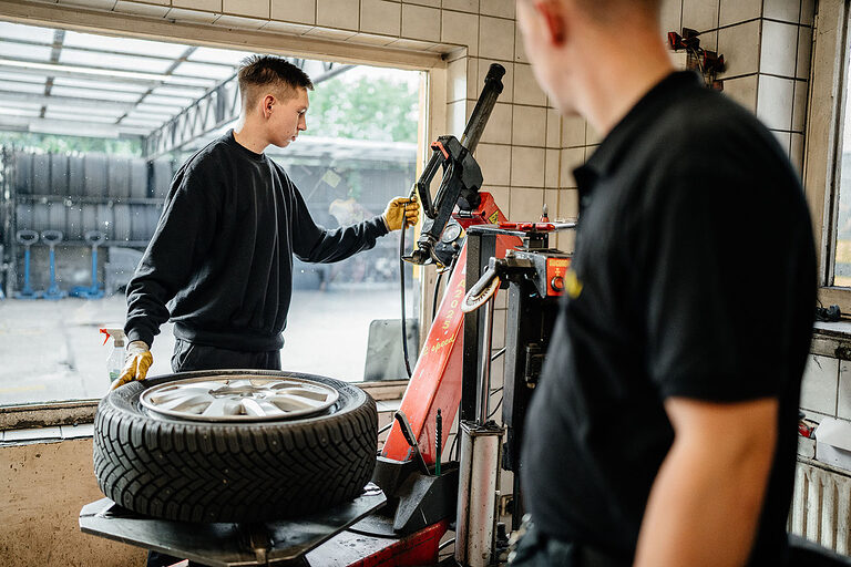 Ausbildung Berlin, Ausbildungsplätze 2023, Beruf, Willkommen im Handwerk, Vulkaniseur, Reifen, Auto, Kfz, Azubi, Reparatur