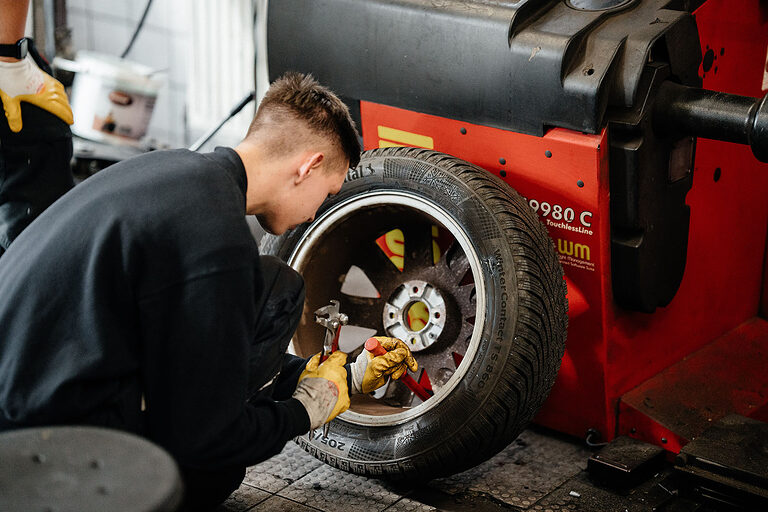 Ausbildung Berlin, Ausbildungsplätze 2023, Beruf, Willkommen im Handwerk, Vulkaniseur, Reifen, Auto, Kfz, Azubi, Reparatur