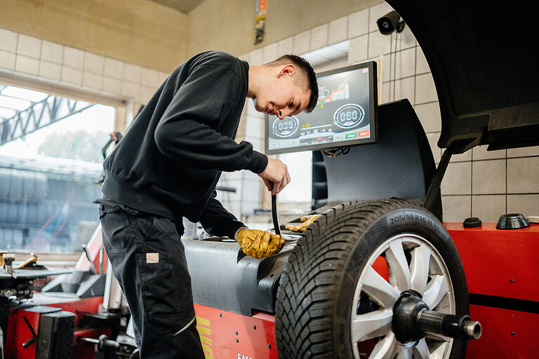 Ausbildung Berlin, Ausbildungsplätze 2023, Beruf, Willkommen im Handwerk, Vulkaniseur, Reifen, Auto, Kfz, Azubi, Reparatur