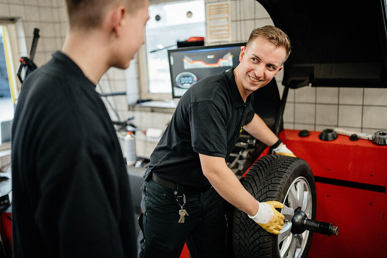 Ausbildung Berlin, Ausbildungsplätze 2023, Beruf, Willkommen im Handwerk, Vulkaniseur, Reifen, Auto, Kfz, Azubi, Reparatur