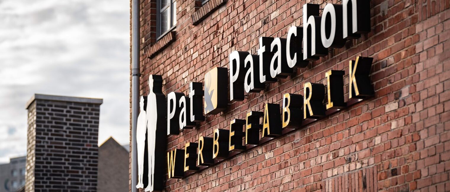 Betrieb von Pat &amp; Patachon Au&szlig;enfassade mit Logo und Schriftzug.