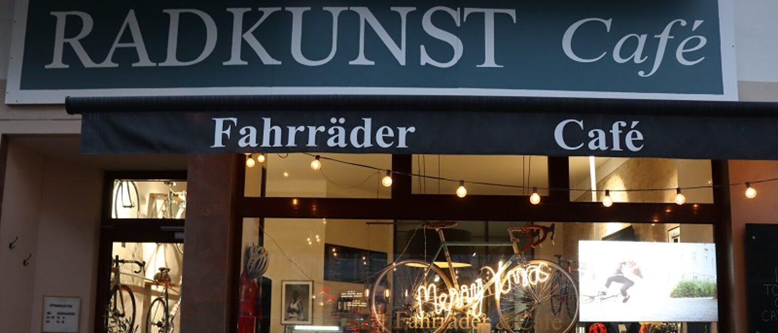 Das Radkunst Caf&egrave; ist von au&szlig;en zu sehen. 