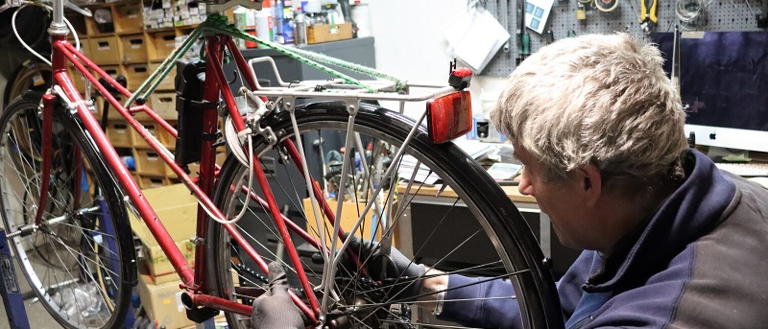 Erik Jungnickel vom Radkunst Caf&egrave; repariert ein Fahrrad in seiner Werkstatt. 