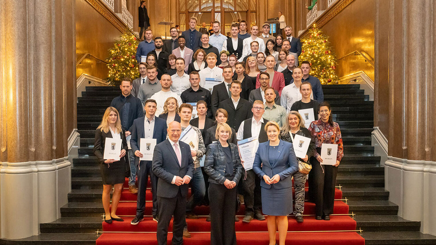 Gruppenfoto von dem Regierenden Bürgermeister von Berlin, Kai Wegner, der Senatorin für Wirtschaft, Energie und Betriebe, Franziska Giffey, und der Präsidentin der Handwerkskammer Berlin, Carola Zarth, gemeinsam mit den jahrgangsbesten Meisterinnen und Meister sowie die erfolgreichen Teilnehmerinnen und Teilnehmer der Deutschen Meisterschaft im Handwerk im Roten Rathaus von Berlin.