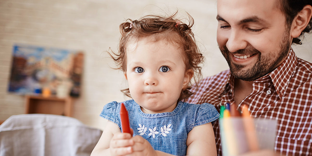 Vater mit Kind, Elternzeit, Vereinbarkeit Familie und Beruf