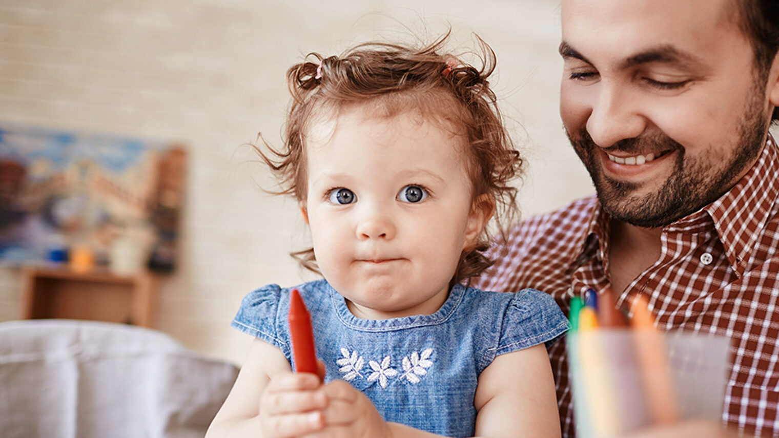 Vater mit Kind, Elternzeit, Vereinbarkeit Familie und Beruf