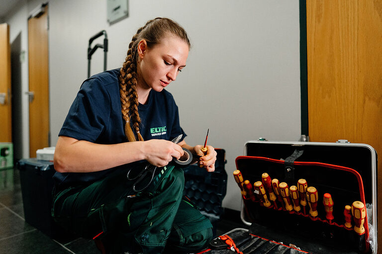 Ausbildung, Ausbildungsplätze 2024, Beruf, Elektroniker, Gebäudetechnik, Azubi, Energieversorgung, Überwachungseinrichtung