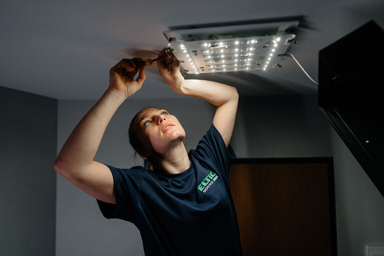 Ausbildung, Ausbildungsplätze 2024, Beruf, Elektroniker, Gebäudetechnik, Azubi, Energieversorgung, Überwachungseinrichtung