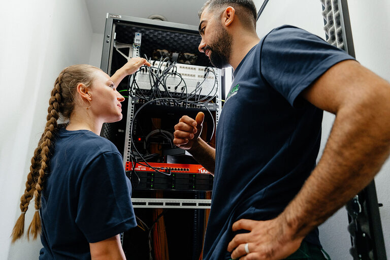 Ausbildung, Ausbildungsplätze 2024, Beruf, Elektroniker, Gebäudetechnik, Azubi, Energieversorgung, Überwachungseinrichtung