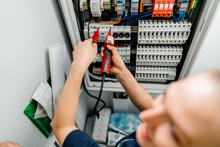 Ausbildung, Ausbildungsplätze 2024, Beruf, Elektroniker, Gebäudetechnik, Azubi, Energieversorgung, Überwachungseinrichtung
