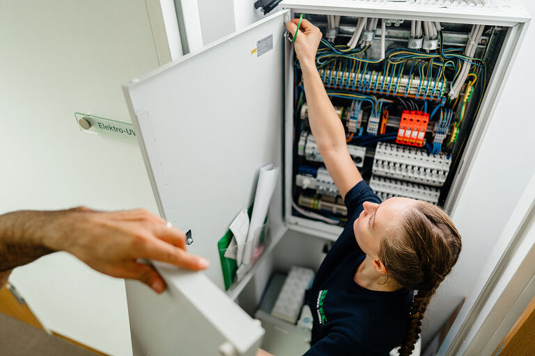 Ausbildung, Ausbildungsplätze 2024, Beruf, Elektroniker, Gebäudetechnik, Azubi, Energieversorgung, Überwachungseinrichtung