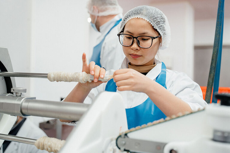 Ausbildung, Ausbildungsplätze 2024, Beruf, Fleischer, Wurstwaren, Azubi, Konservierungsstoffe, Handwerk, Kühlanlage, Fleisch