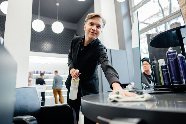 Ausbildung, Ausbildungsplätze 2024, Friseur, Friseurin, Frisur, Azubi, Haarpflege, Friseursalon, Haarschnitt, Auszubildende