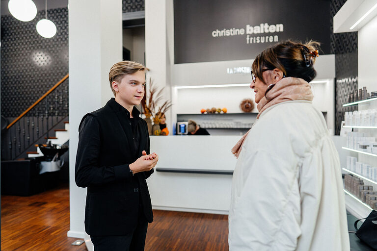 Ausbildung, Ausbildungsplätze 2024, Friseur, Friseurin, Frisur, Azubi, Haarpflege, Friseursalon, Haarschnitt, Auszubildende